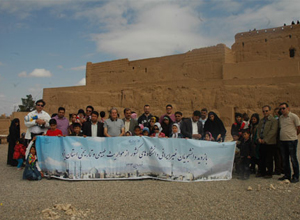 بازدید دانشجویان غیرایرانی از مواریث تاریخی و طبیعی استان یزد